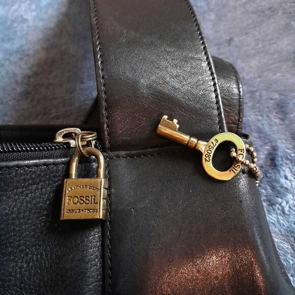 Fossil Handbag Shoulder Bag Black Pebbled Leather Key Charm Large Width 16in. - Picture 6 of 7